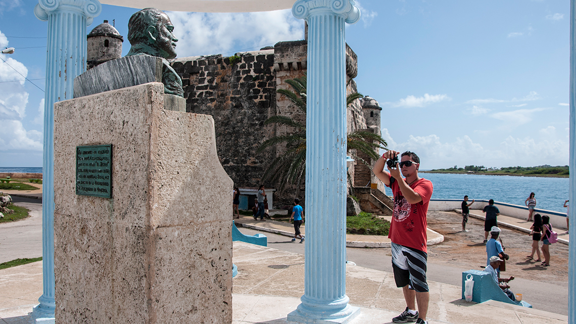 Vogue Magazine recounts the iconic experience of Margaux Hemingway in Cuba